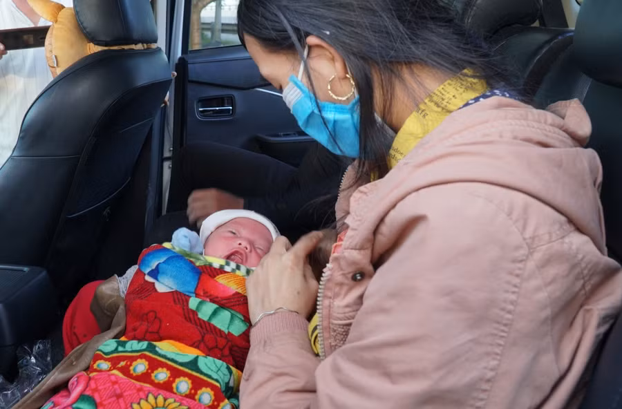 Người mẹ trẻ cho biết cháu bé ngoan, ít quấy khóc trên đường, đã biết bú sữa mẹ.