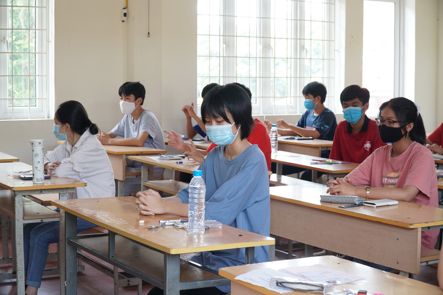 Hồi hộp chờ đợi trước giờ làm bài thi