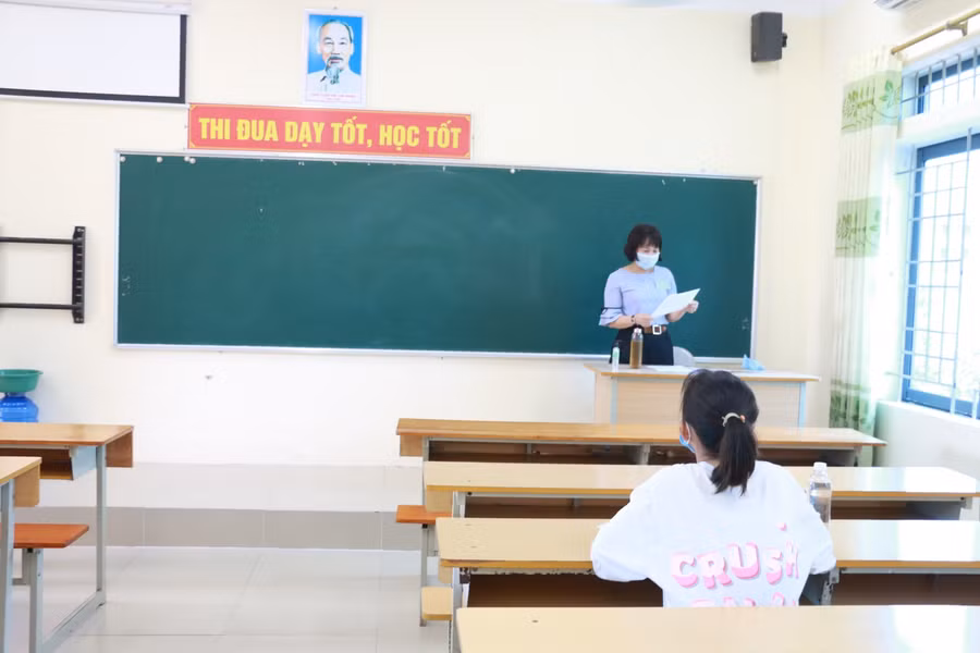 Thí sinh duy nhất này là Nguyễn Thị Như Ý - học sinh trường trọng điểm của huyện Diễn Châu, Nghệ An. Trước đó, em đạt học sinh giỏi tỉnh môn Địa lý. Mặc dù thuộc diện thí sinh "đặc biệt", nhưng em vẫn cố gắng ôn tập và dự thi vào Trường THPT chuyên Phan Bội Châu như nguyện vọng của mình.