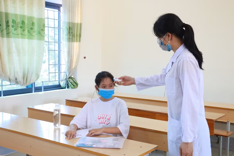 Tại điểm thi Trường THPT chuyên Phan Bội Châu, cũng có phòng thi giãn cách với 1 thí sinh