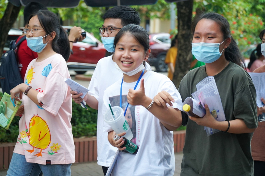 Thí sinh phấn khởi hoàn thành kỳ thi vào lớp 10 THPT chuyên tại Nghệ An 