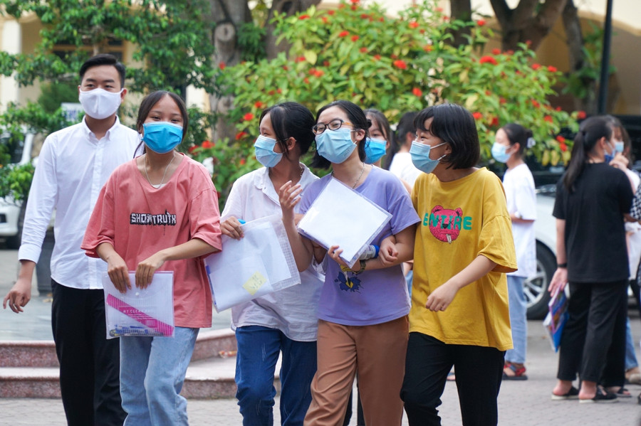 Hoàn thành bài thi, các em đã có thể trút bỏ mọi áp lực học hành phía sau. Dù đeo khẩu trang phòng dịch, nhưng không khó để nhận ra nụ cười thoải mái, nhẹ nhõm của các em sau kỳ thi có tính cạnh tranh cao.