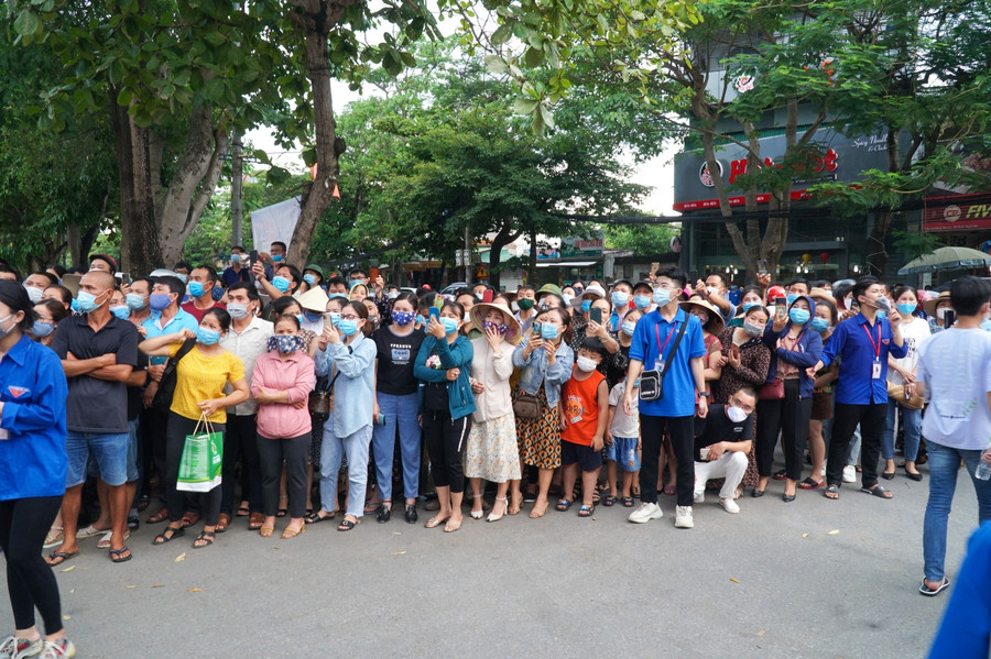 Khi con gần hết giờ làm bài, phụ huynh đứng chật 2 bên cổng trường, ánh mắt hướng về cổng trường thi chờ đợi