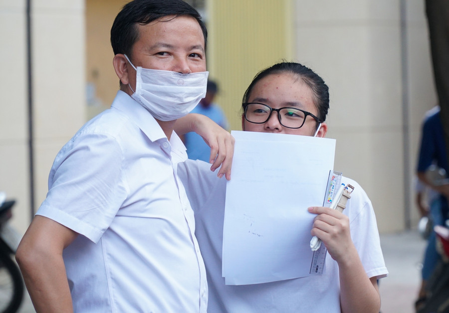 Hình ảnh thảnh thời của hai cha con sau khi thảo luận về đề thi và bài làm