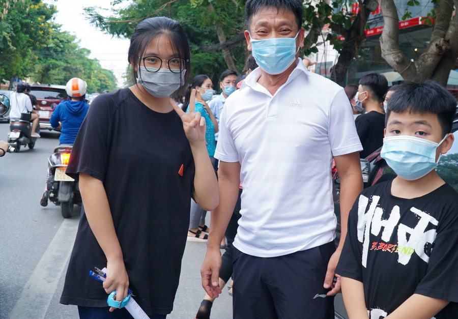 Nữ sinh được cả bố lẫn em trai chờ đón ngoài cổng trường sau khi hoàn thành kỳ thi của mình