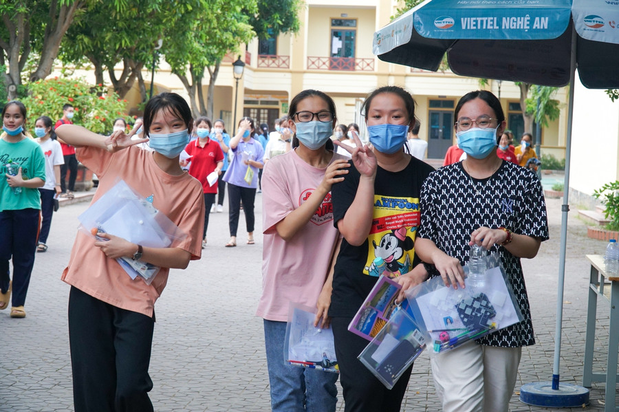 Hình ảnh phấn khởi, tự tin sau khi đã cố gắng hết sức mình trong bài làm