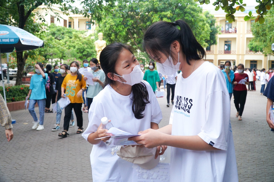 Sau khi ra khỏi phòng thi, gặp bạn bè, các em nán lại trao đổi, chia sẻ bài làm cùng nhau