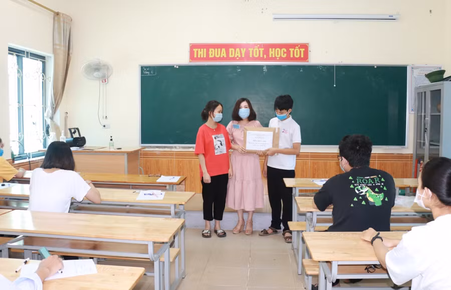 Thí sinh kiểm tra niêm phong đề thi