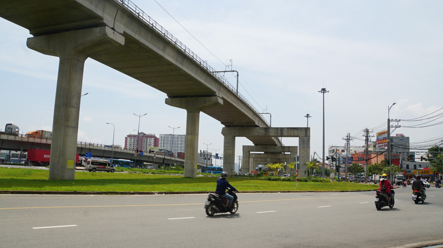 Tuyến đường sắt đô thị chạy qua khu vực ngã tư Thủ Đức, (TPHCM. Ảnh: Lê Nam) Tuyến đường sắt đô thị chạy qua khu vực ngã tư Thủ Đức, (TPHCM. Ảnh: Lê Nam)