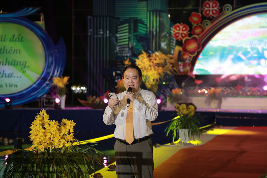 Ông Quản Minh Cường, Phó bí thư Tỉnh ủy, Trưởng đoàn Đại biểu Quốc hội tỉnh Đồng Nai đọc bài thơ vừa sáng tác tại Đêm thơ Nguyên tiêu. Ảnh: Phúc Minh Ông Quản Minh Cường, Phó bí thư Tỉnh ủy, Trưởng đoàn Đại biểu Quốc hội tỉnh Đồng Nai đọc bài thơ vừa sáng tác tại Đêm thơ Nguyên tiêu. Ảnh: Phúc Minh