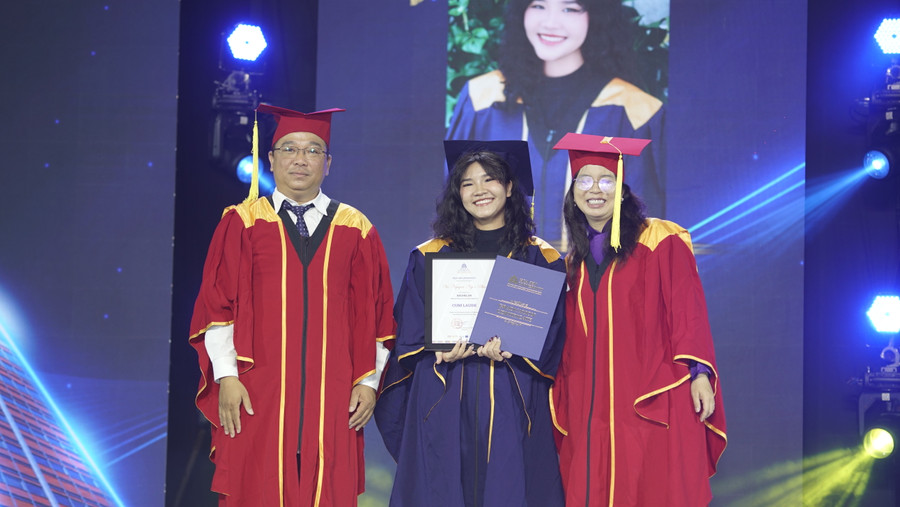 Tân cử nhân nhận bằng tốt nghiệp. Ảnh: HSU Tân cử nhân nhận bằng tốt nghiệp. Ảnh: HSU