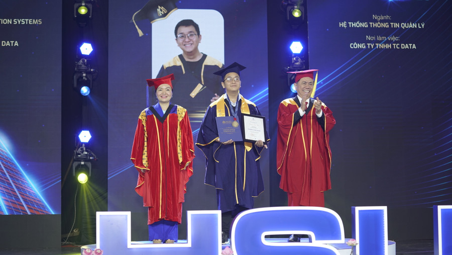 PGS.TS Võ Thị Ngọc Thúy, Hiệu trưởng nhà trường (trái) và ông Đoàn Hữu Đức - Tổng Lãnh sự danh sự, Lãnh sự quán Ma - rốc tại TPHCM vinh danh thủ khoa. Ảnh: HSU PGS.TS Võ Thị Ngọc Thúy, Hiệu trưởng nhà trường (trái) và ông Đoàn Hữu Đức - Tổng Lãnh sự danh sự, Lãnh sự quán Ma - rốc tại TPHCM vinh danh thủ khoa. Ảnh: HSU