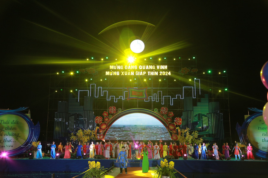 Các tiết mục văn nghệ trong đêm thơ. Ảnh: Phúc Minh Các tiết mục văn nghệ trong đêm thơ. Ảnh: Phúc Minh