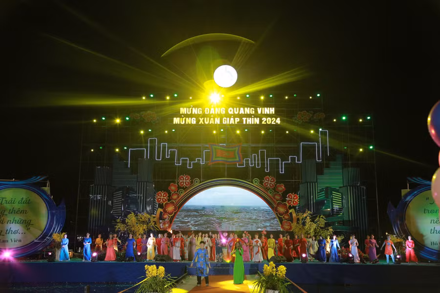 Các tiết mục văn nghệ trong đêm thơ. Ảnh: Phúc Minh