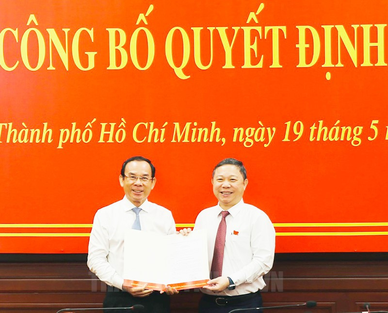 Bí thư Thành ủy TPHCM Nguyễn Văn Nên (trái) trao quyết định phân công cho ông Dương Anh Đức. (Ảnh: Trang tin Thành ủy TPHCM) Bí thư Thành ủy TPHCM Nguyễn Văn Nên (trái) trao quyết định phân công cho ông Dương Anh Đức. (Ảnh: Trang tin Thành ủy TPHCM)