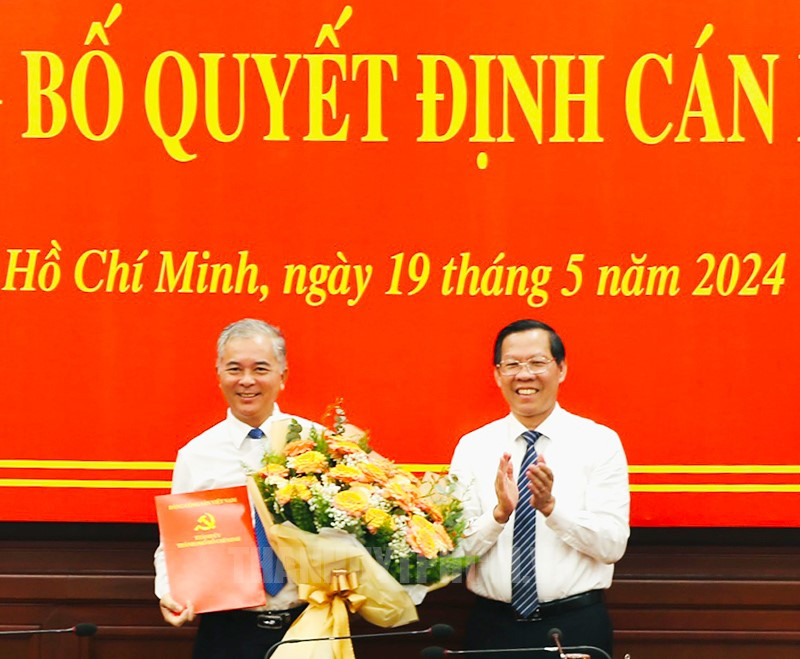 Chủ tịch UBND TPHCM Phan Văn Mãi (phải) tặng hoa chúc mừng ông Ngô Minh Châu. (Ảnh: Trang tin Thành ủy TPHCM) Chủ tịch UBND TPHCM Phan Văn Mãi (phải) tặng hoa chúc mừng ông Ngô Minh Châu. (Ảnh: Trang tin Thành ủy TPHCM)