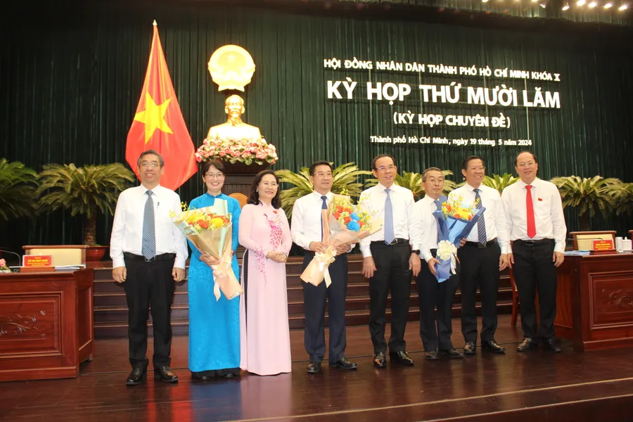 Thường trực Thành ủy TPHCM tặng hoa chúc mừng bà Trần Thị Diệu Thúy, ông Dương Ngọc Hải và ông Võ Ngọc Quốc Thuận tại kỳ họp thứ 15, HĐND TPHCM khóa X. (Ảnh: Thành Nhân).