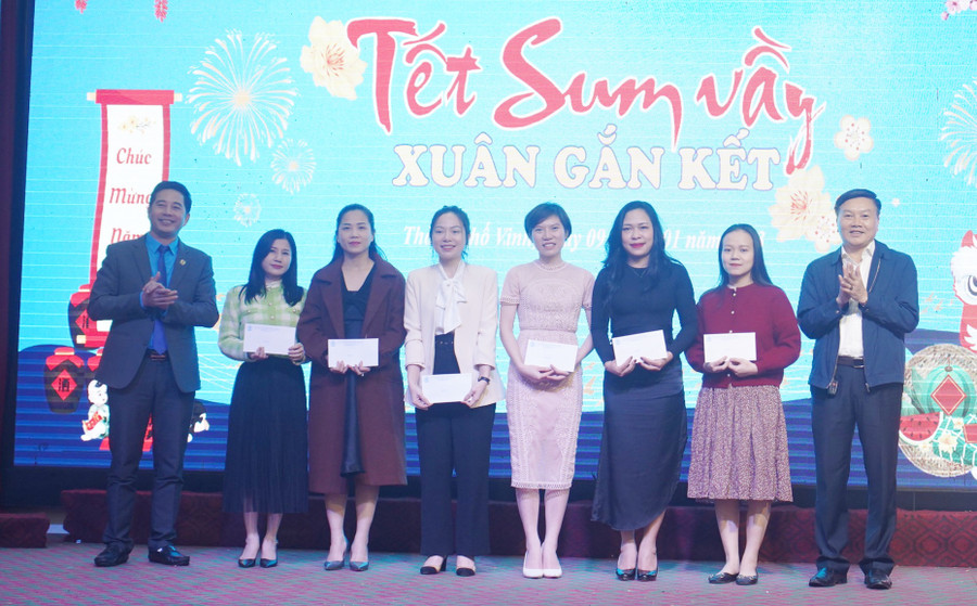 Ông Đặng Văn Hải - Chủ tịch Công đoàn giáo dục tỉnh và ông Nguyễn Mạnh Hà - Trưởng phòng Chính trị tư tưởng, Giáo dục Thường xuyên (Sở GD&ĐT Nghệ An) trao quà tết cho giáo viên tham gia tết sum vầy. Ông Đặng Văn Hải - Chủ tịch Công đoàn giáo dục tỉnh và ông Nguyễn Mạnh Hà - Trưởng phòng Chính trị tư tưởng, Giáo dục Thường xuyên (Sở GD&ĐT Nghệ An) trao quà tết cho giáo viên tham gia tết sum vầy.