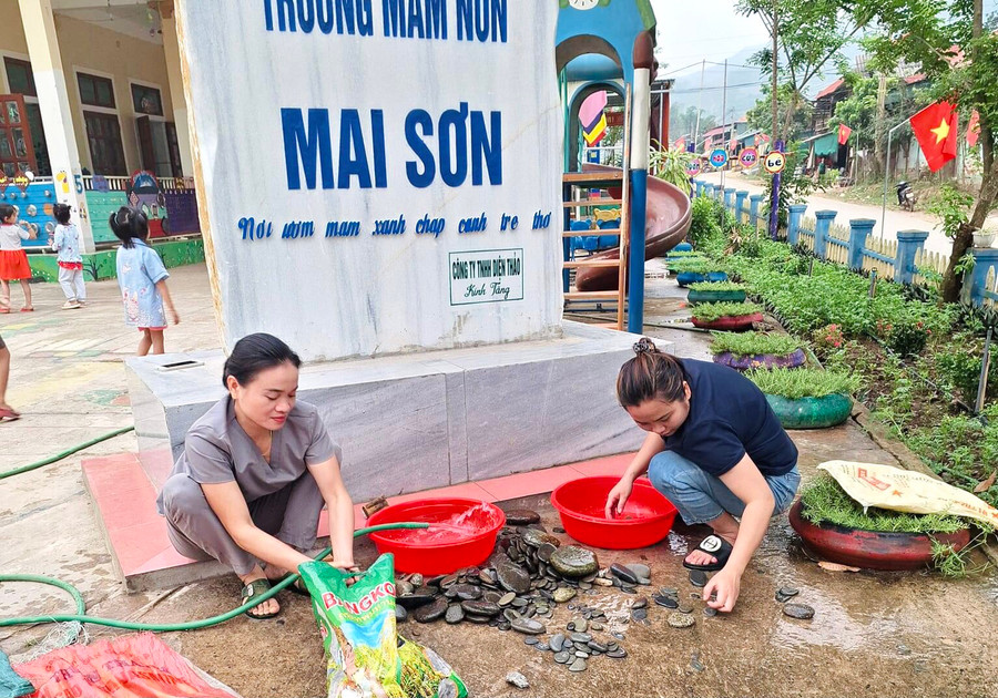 Nguyên liệu vẽ tranh là từ đá cuội, có nhiều ở khe suối vùng cao xứ Nghệ. Những viên đá có hình dáng, kích thước phù hợp được giáo viên tìm kiếm, lựa chọn đem về rửa sạch, phơi khô và bắt đầu sáng tạo. Nguyên liệu vẽ tranh là từ đá cuội, có nhiều ở khe suối vùng cao xứ Nghệ. Những viên đá có hình dáng, kích thước phù hợp được giáo viên tìm kiếm, lựa chọn đem về rửa sạch, phơi khô và bắt đầu sáng tạo.