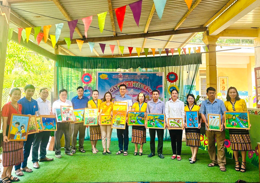 Nhiều bức tranh của cô trò Trường Mầm non Hữu Khuông – xã lòng hồ thủy điện Bản Vẽ được bán gây quỹ. Bà Võ Thị Tuyết Chinh - Phó trưởng Phòng GD&ĐT huyện Tương Dương cho hay, chương trình lan tỏa mạnh mẽ, được nhiều người ủng hộ, để có thêm nhiều đầu sách hay cho góc thư viện xanh của trẻ. Nhiều bức tranh của cô trò Trường Mầm non Hữu Khuông – xã lòng hồ thủy điện Bản Vẽ được bán gây quỹ. Bà Võ Thị Tuyết Chinh - Phó trưởng Phòng GD&ĐT huyện Tương Dương cho hay, chương trình lan tỏa mạnh mẽ, được nhiều người ủng hộ, để có thêm nhiều đầu sách hay cho góc thư viện xanh của trẻ.