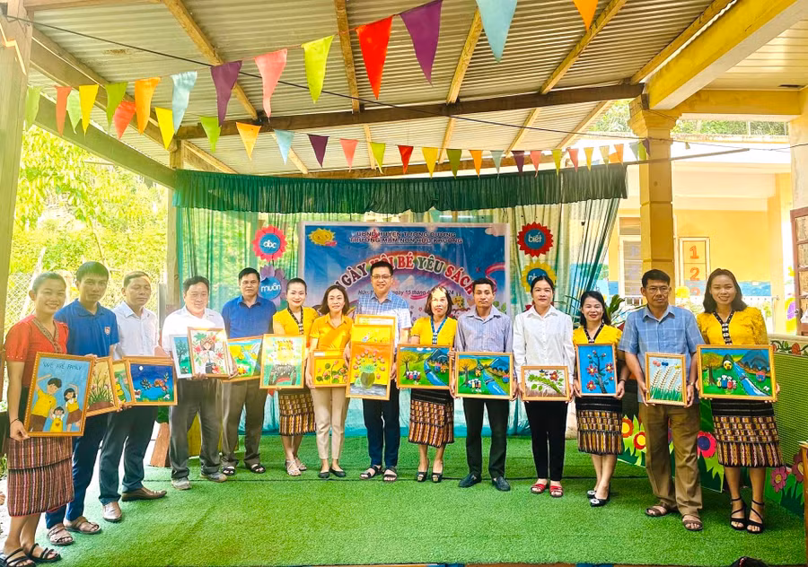 Nhiều bức tranh của cô trò Trường Mầm non Hữu Khuông – xã lòng hồ thủy điện Bản Vẽ được bán gây quỹ. Bà Võ Thị Tuyết Chinh - Phó trưởng Phòng GD&amp;ĐT huyện Tương Dương cho hay, chương trình lan tỏa mạnh mẽ, được nhiều người ủng hộ, để có thêm nhiều đầu sách hay cho góc thư viện xanh của trẻ.