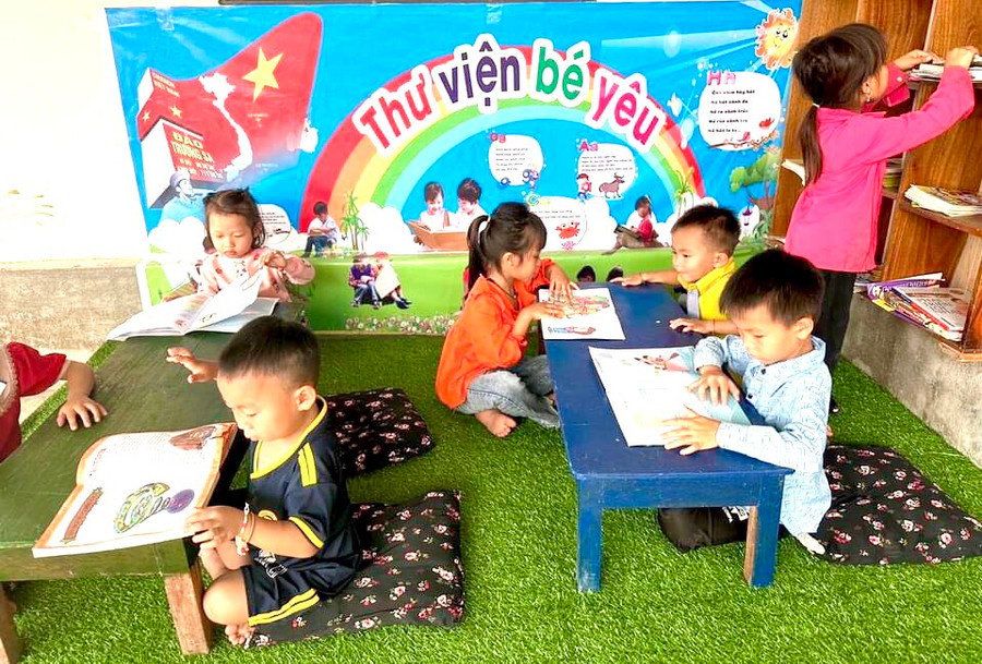 Mục tiêu của chương trình "Bức tranh yêu thương" nhằm gây quỹ để bổ sung đầu sách truyện, xây dựng thư viện thân thiện cho trẻ vùng cao còn nhiều thiệt thòi, thiếu thốn. Ảnh: NTCC Mục tiêu của chương trình "Bức tranh yêu thương" nhằm gây quỹ để bổ sung đầu sách truyện, xây dựng thư viện thân thiện cho trẻ vùng cao còn nhiều thiệt thòi, thiếu thốn. Ảnh: NTCC