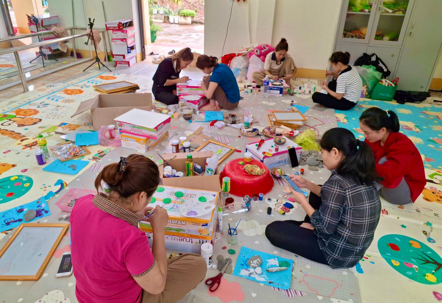 Tranh thủ thời gian rảnh, các cô giáo Trường Mầm non Mai Sơn, xã biên giới đặc biệt khó khăn Mai Sơn, Tương Dương, Nghệ An lại miệt mài sáng tạo tranh. Ảnh: NTCC Tranh thủ thời gian rảnh, các cô giáo Trường Mầm non Mai Sơn, xã biên giới đặc biệt khó khăn Mai Sơn, Tương Dương, Nghệ An lại miệt mài sáng tạo tranh. Ảnh: NTCC