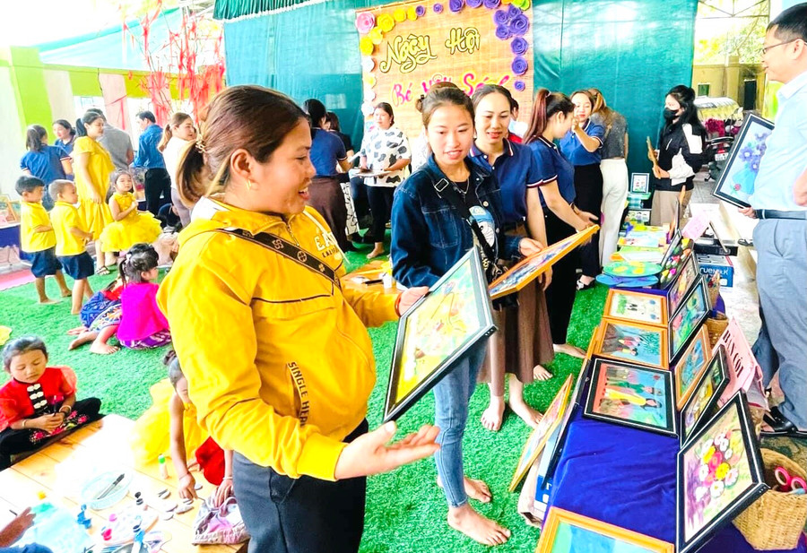 Tại Trường Mầm non Lượng Minh, giáo viên đã làm được 85 bức tranh, trong khi đó trẻ tự vẽ được 71 tranh. Tại buổi trưng bày, rất nhiều phụ huynh, bà con đến tham quan, cùng ngắm sản phẩm và mua tranh ủng hộ cô trò. Ảnh: NTCC Tại Trường Mầm non Lượng Minh, giáo viên đã làm được 85 bức tranh, trong khi đó trẻ tự vẽ được 71 tranh. Tại buổi trưng bày, rất nhiều phụ huynh, bà con đến tham quan, cùng ngắm sản phẩm và mua tranh ủng hộ cô trò. Ảnh: NTCC