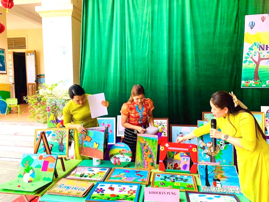 Hưởng ứng ngày hội đọc sách, Trường Mầm non Lưu Kiền tổ chức Chương trình Ngày hội "Những Cuốn sách bé yêu" và trưng bày, bán tranh của cô trò. Tại đây, nhà trường kêu gọi được hơn 1,2 triệu đồng và tiền bán tranh 7,5 triệu đồng để xây dựng thư viện. Ảnh: NTCC Hưởng ứng ngày hội đọc sách, Trường Mầm non Lưu Kiền tổ chức Chương trình Ngày hội "Những Cuốn sách bé yêu" và trưng bày, bán tranh của cô trò. Tại đây, nhà trường kêu gọi được hơn 1,2 triệu đồng và tiền bán tranh 7,5 triệu đồng để xây dựng thư viện. Ảnh: NTCC