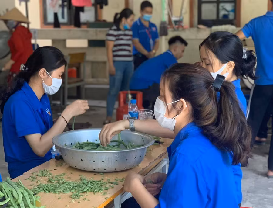 Giáo viên, đoàn viên thanh niên Trường THPT Kỳ Sơn nấu cơm miễn phí cho thí sinh dự thi vào lớp 10