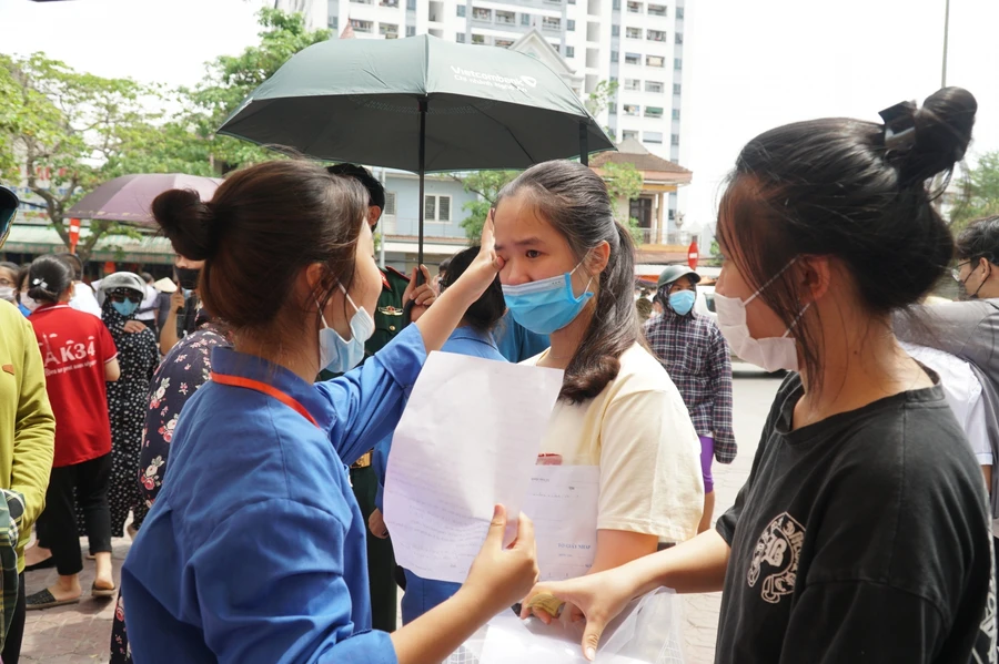 Một thí sinh bật khóc, được thành viên đội tình nguyện động viên sau khi kết thúc bài thi môn Toán