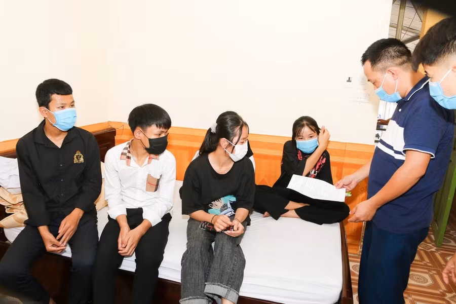 Giáo viên trường PT DTBT THCS Yên Tĩnh, huyện Tương Dương đưa đón lo chỗ ăn ở cho học sinh thi vào lớp 10. Ảnh: Võ Tuân