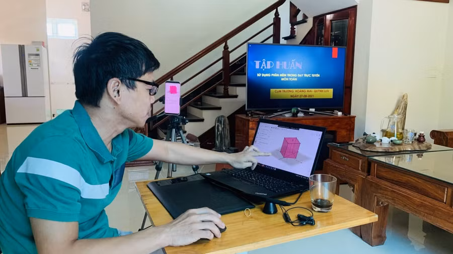 Thầy Chu Viết Tấn - GV Trường THPT Hoàng Mai (thị xã Hoàng Mai, Nghệ An) trong buổi tập huấn trực tuyến dạy học môn Toán.