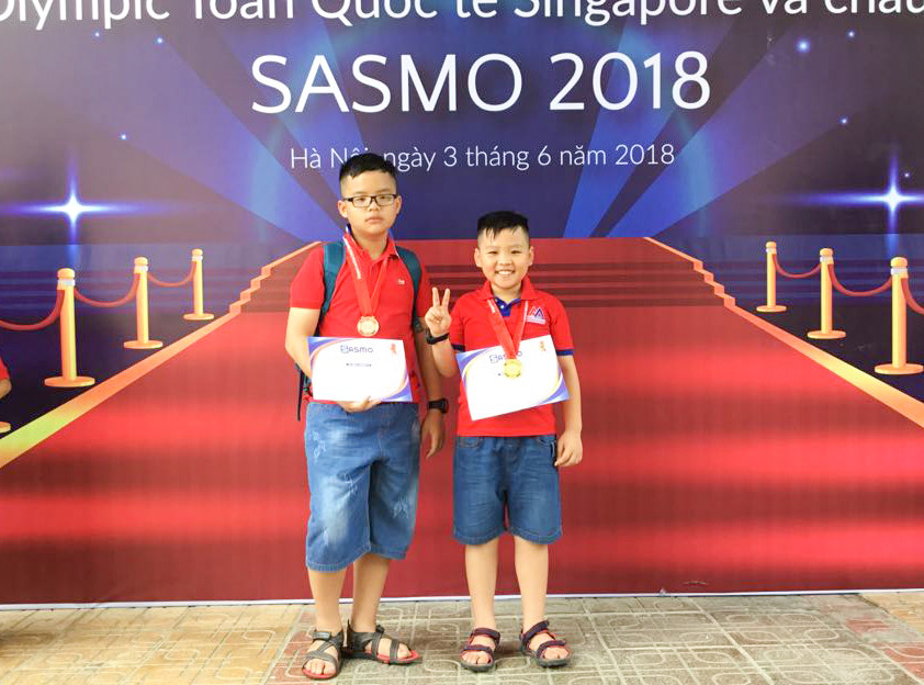 Khánh Gia (bên phải) cùng anh trai Khánh An cùng đạt huy chương trong cuộc thi Olympic Toán Singapore và Châu Á. Khánh Gia (bên phải) cùng anh trai Khánh An cùng đạt huy chương trong cuộc thi Olympic Toán Singapore và Châu Á.