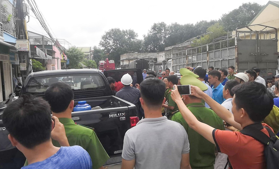 Khu vực đối tượng khống chế bé 1 tuổi và ném xuống đất. Khu vực đối tượng khống chế bé 1 tuổi và ném xuống đất.