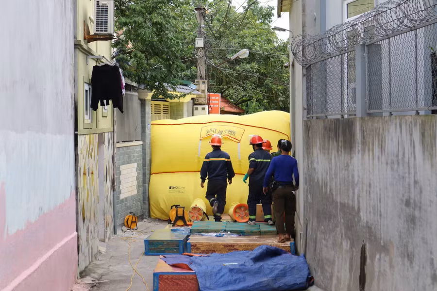 Phao hơi được bơm căng đặt dưới đường để đón cháu bé