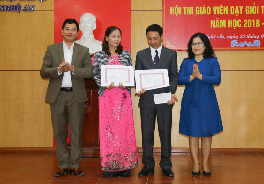 Khen thưởng giáo viên giỏi tỉnh công tác ở vùng cao, đặc biệt khó khăn