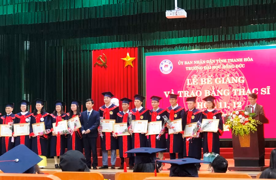 PGS.TS. Lê Hoằng Bá Huyền - Phó Hiệu trưởng trường ĐH Hồng Đức trao bằng Thạc sĩ cho sinh viên nhà trường