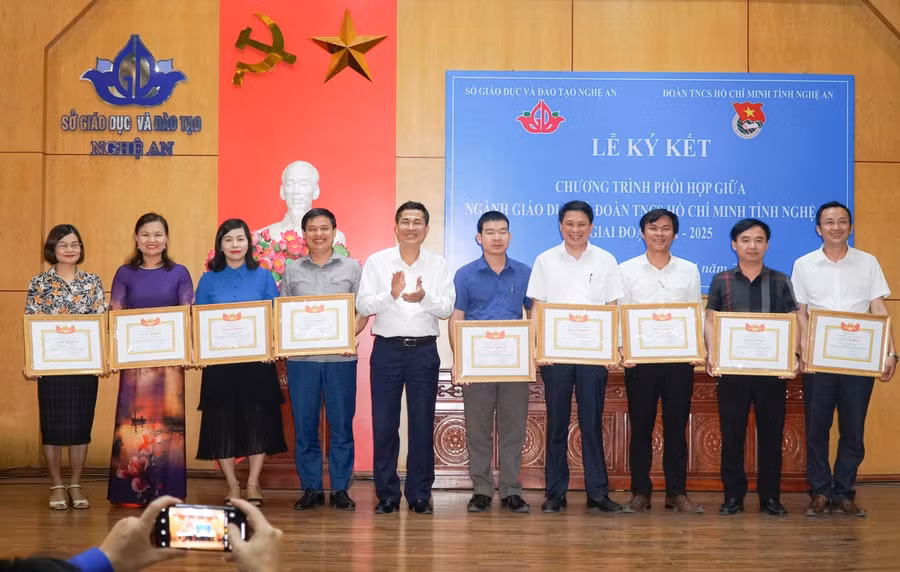 Giám đốc Sở GD&amp;ĐT Nghệ An trao giấy khen cho 20 tập thể có thành tích xuất sắc trực thuộc ngành