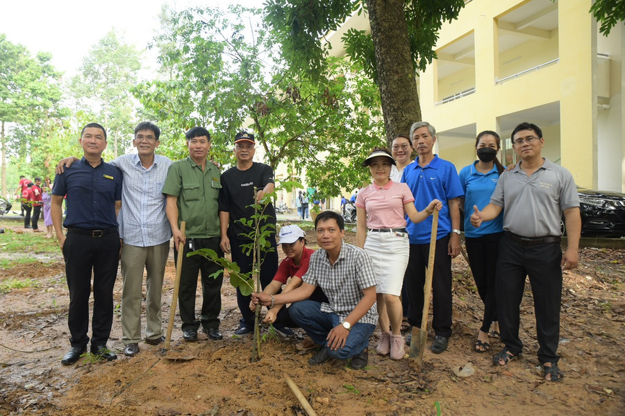 Giảng viên Trường Đại học Nông Lâm TP HCM trồng cây xanh trong trường sáng ngày 5/6. Ảnh: NTCC Giảng viên Trường Đại học Nông Lâm TP HCM trồng cây xanh trong trường sáng ngày 5/6. Ảnh: NTCC