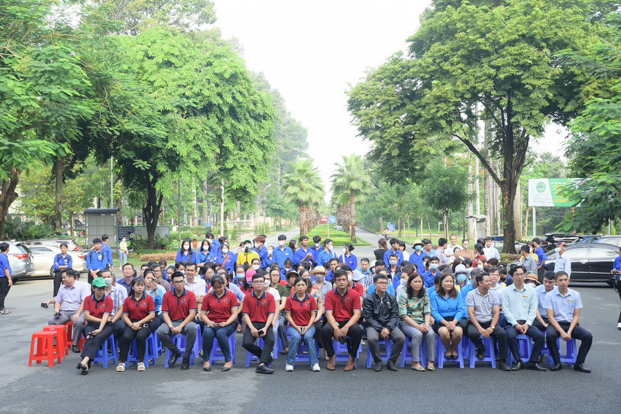 Cán bộ, giảng viên và sinh viên Trường Đại học Nông Lâm TP HCM tại buổi meeting hưởng ứng ngày Môi trường thế giới. Ảnh: NTCC Cán bộ, giảng viên và sinh viên Trường Đại học Nông Lâm TP HCM tại buổi meeting hưởng ứng ngày Môi trường thế giới. Ảnh: NTCC