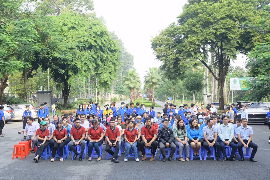 Cán bộ, giảng viên và sinh viên Trường Đại học Nông Lâm TP HCM tại buổi meeting hưởng ứng ngày Môi trường thế giới. Ảnh: NTCC Cán bộ, giảng viên và sinh viên Trường Đại học Nông Lâm TP HCM tại buổi meeting hưởng ứng ngày Môi trường thế giới. Ảnh: NTCC