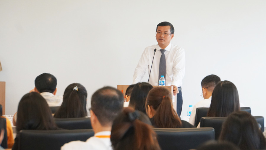 Thứ trưởng Nguyễn Văn Phúc trao đổi với đội ngũ lãnh đạo, giảng viên Trường Đại học Việt Đức. Ảnh: Mạnh Tùng