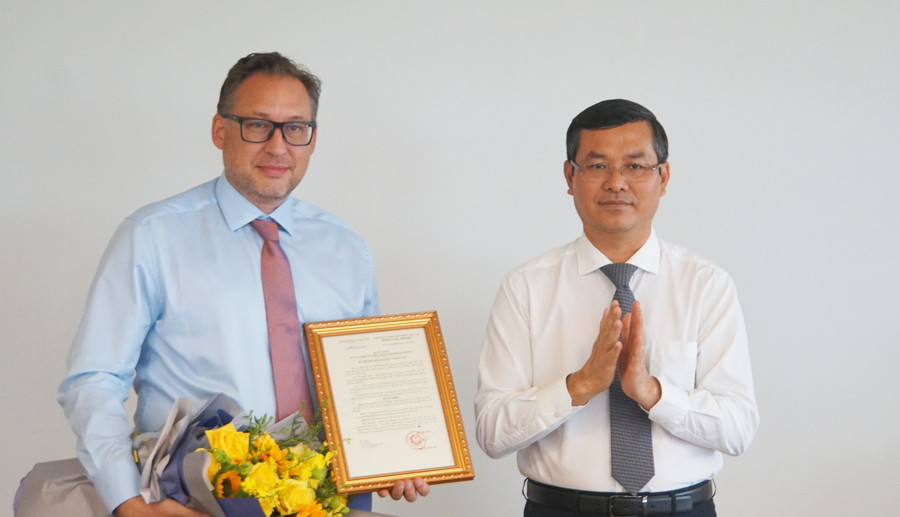 TS Thomas Aulig nhận quyết định bổ nhiệm Phó Hiệu trưởng Trường Đại học Việt Đức. Ảnh: Mạnh Tùng
