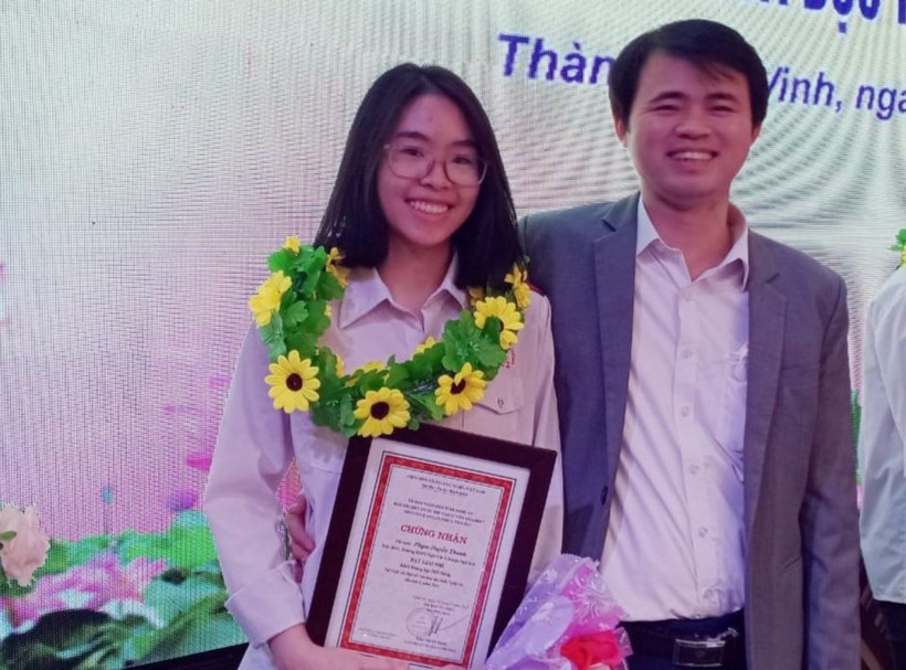 Huyền Thanh và thầy Nguyễn Đình Ánh. Huyền Thanh và thầy Nguyễn Đình Ánh.