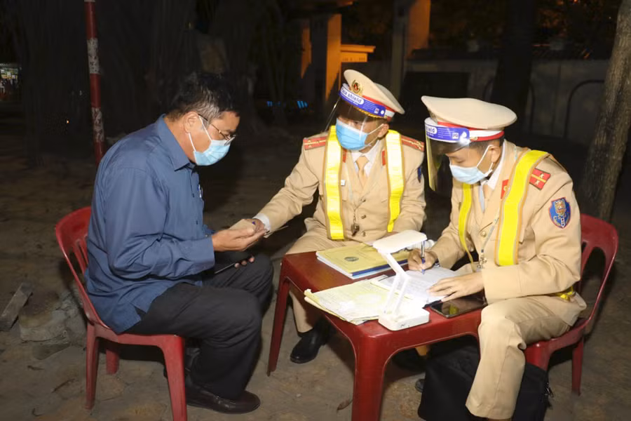 Lập biên bản các trường hợp vi phạm.