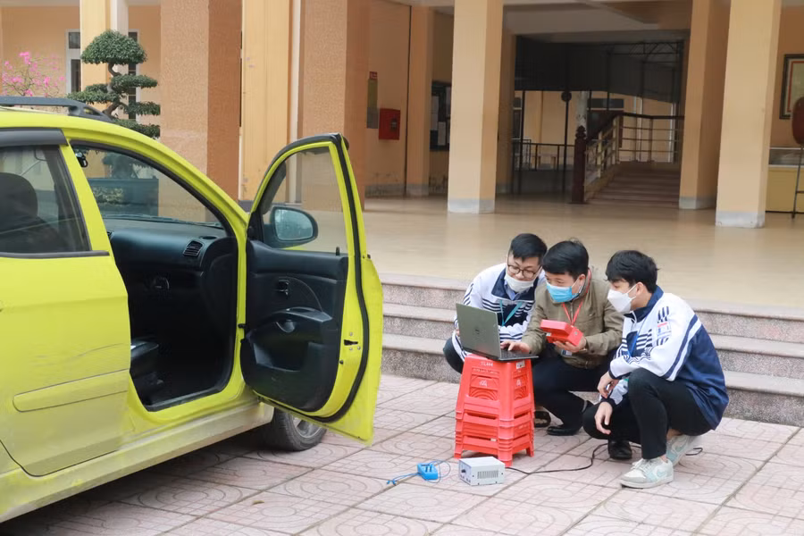 Thực nghiệm Thiết bị phát hiện và triển khai khí độc trong phòng kín của học sinh Trường THPT Hà Huy Tập (TP Vinh, Nghệ An).