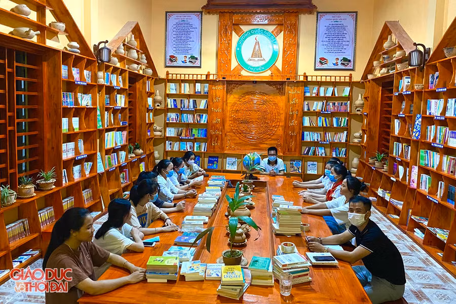 Không gian bên trong thư viện "Vương quốc nồi đất" tại Giáo xứ Lưu Mỹ.