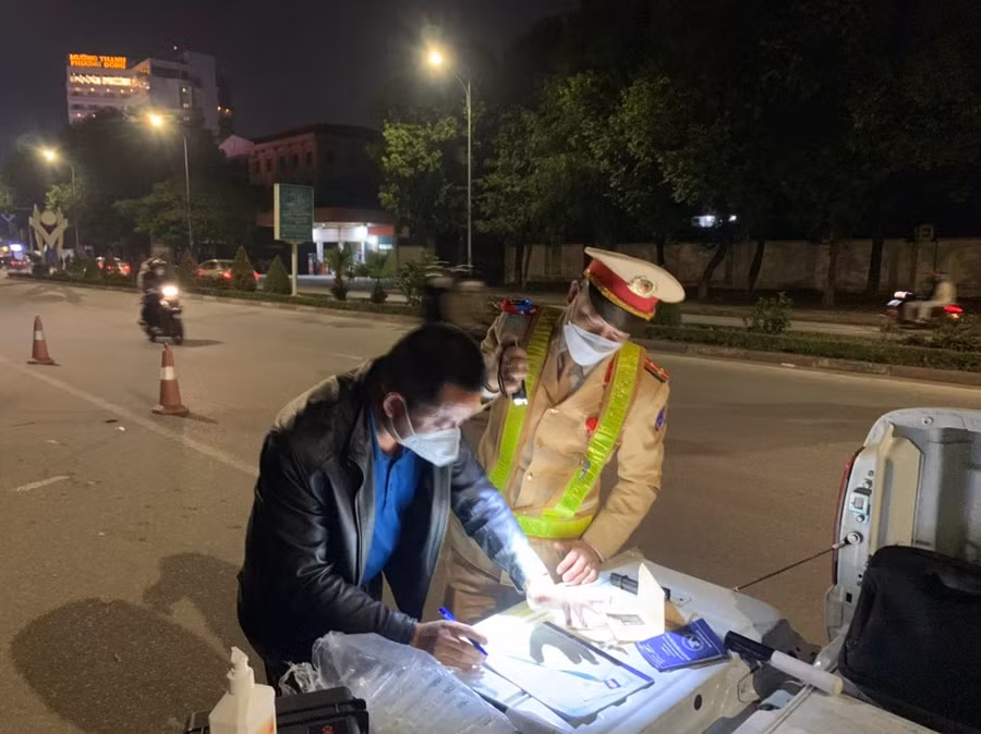 Công an thành phố Vinh tăng cường xử lý vi phạm nồng độ cồn dịp Tết ảnh 5