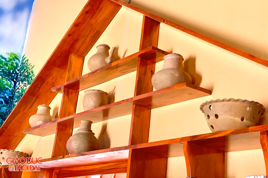 Bình hoa, ấm được bày biện, trang trí một cách khéo léo trong thư viện.